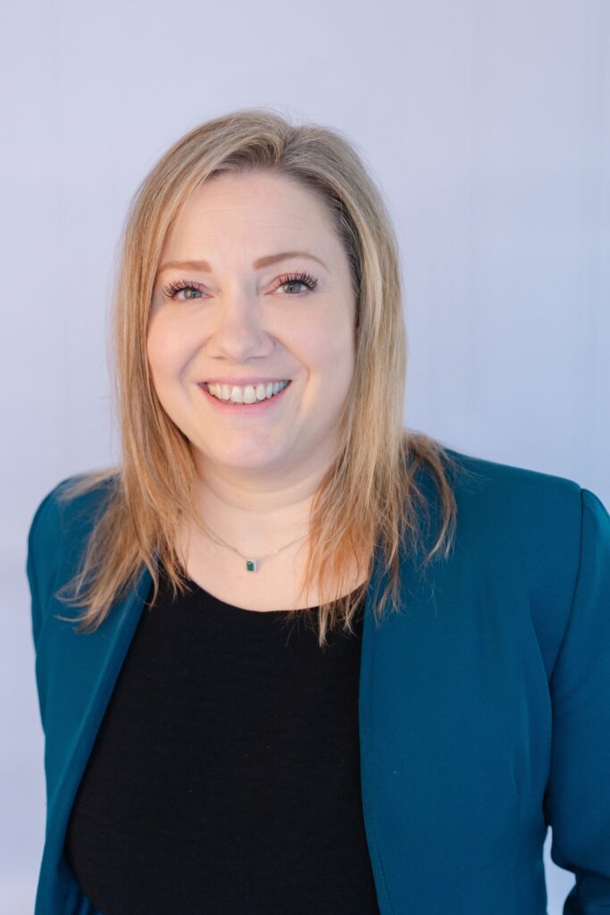 Elise Juanola, Groupe Plus